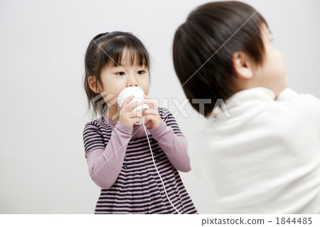 Children playing with thread phone 1844485