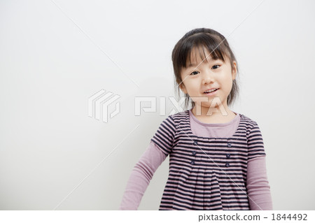 一個女孩帶著微笑 1844492