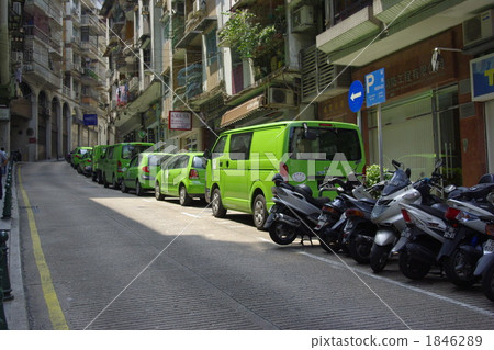 有綠色汽車的城市 1846289
