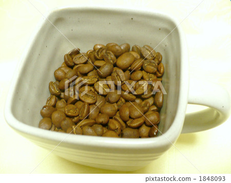 Coffee beans and mugs 1848093