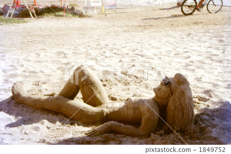A woman image of sand wearing sunglasses ~ Venice Beach (Los Angeles) 1849752