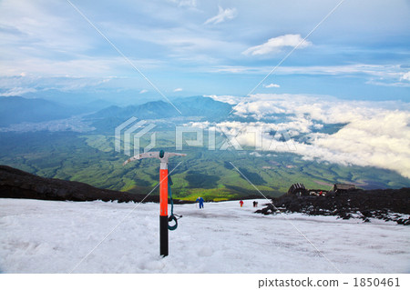 富士第七石泡菜在雪坡上。 1850461