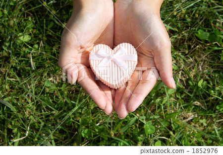 present, body parts, box of hearts 1852976