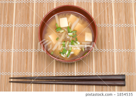 Miso soup with bunashimeji and tofu 1854535