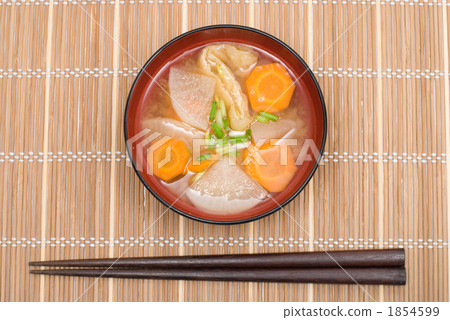 日本蘿蔔,胡蘿蔔和味噌湯配油 日本蘿蔔,胡蘿蔔和味噌湯配油 1854599