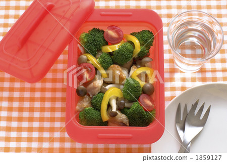 Steamed dishes of chicken and vegetables with silicon steamer 1859127