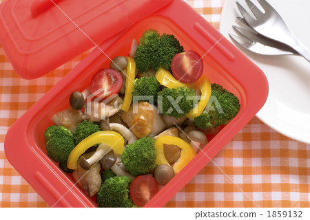 Steamed dishes of chicken and vegetables with silicon steamer 1859132