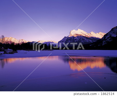 Vermilion Lake and Mount Rundle 1862514