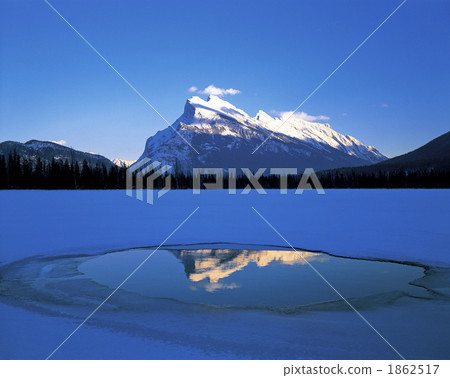 朱紅湖和Mount Rundle 1862517