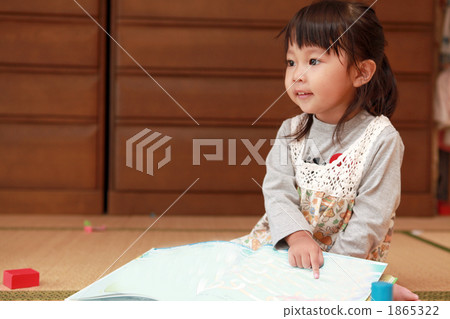 reading, under ten years old, dark hair 1865322