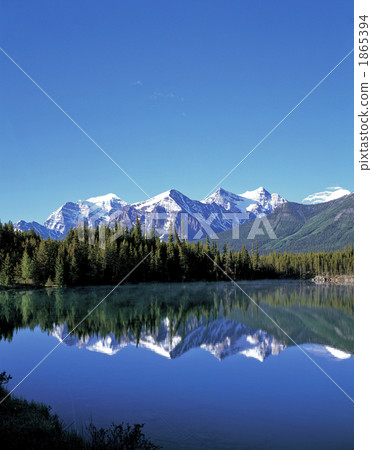 Herbert Lake in Banff National Park Herbert Lake in Banff National Park 1865394