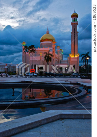 "Old Mosque" (Bandari Sri Begawan (BSB) / Brunei) in dusk 1869523