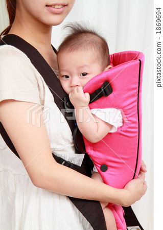 Hold mother and child 1869694