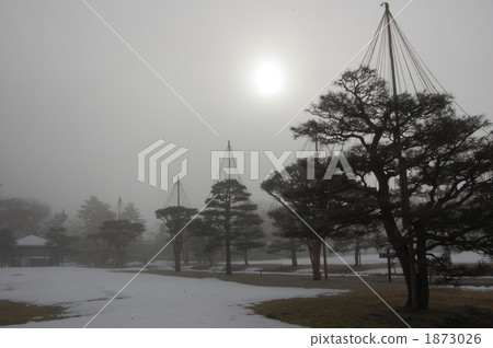 Tsuruga-jo城堡公園在冬天雪垂懸狀態 Tsuruga-jo城堡公園在冬天雪垂懸狀態 1873026