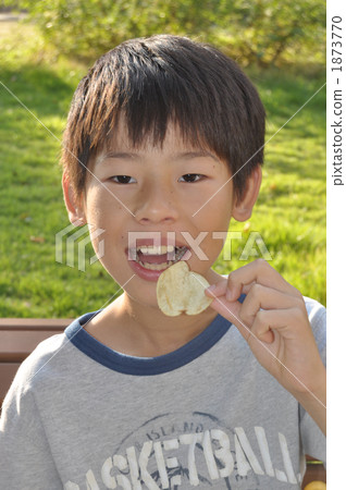 A boy who eats potatoes 1873770
