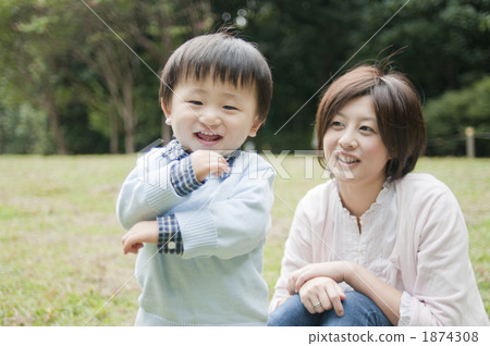 Parent and child playing in the park 1874308