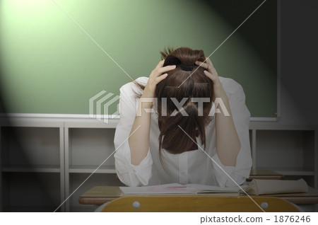 拿著他的頭的女性大學生 拿著他的頭的女性大學生 1876246