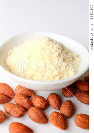 Almond Poodle 1881103