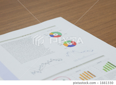 桌上的圖表和數據文件 桌上的圖表和數據文件 1881330
