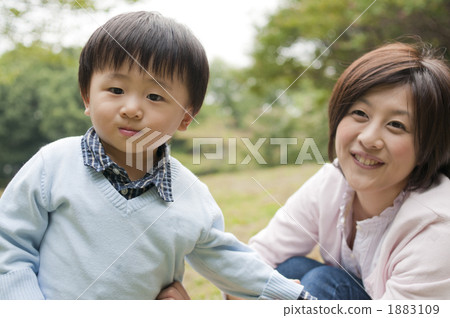 父母和孩子在公園玩耍 父母和孩子在公園玩耍 1883109