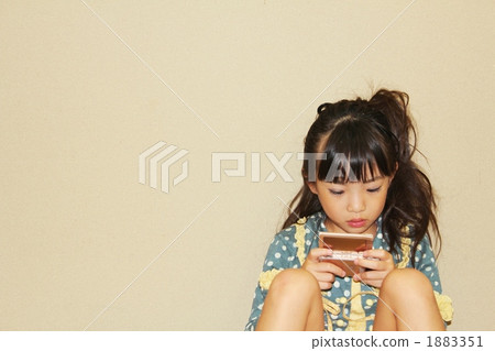 A girl who is passionate about the game 1883351