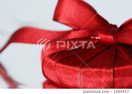 A red ribbon gift 1884457