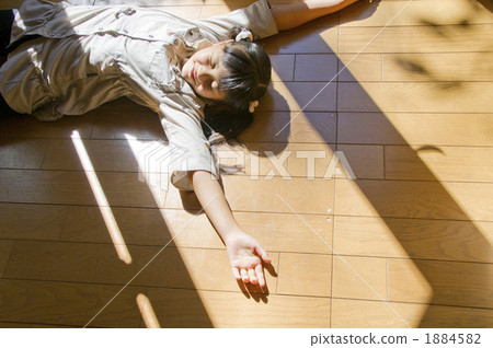 Children who lie on the floor and play in the sun 1884582