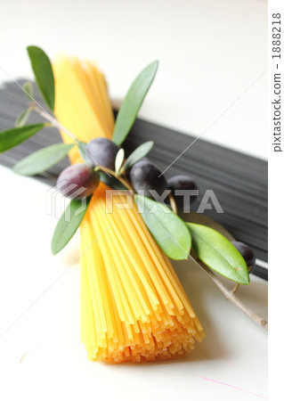 Olive and spaghettini 2 species 1888218