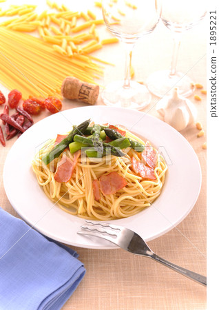Spaghetti with bacon and asparagus 1895221