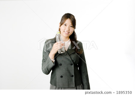 Female employees who drink water of plastic bottles Female employees who drink water of plastic bottles 1895350