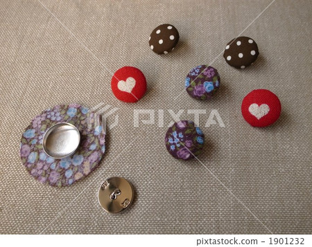 Walnut button 1901232