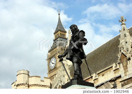 Bronze statue of Cromwell in front of the National Assembly building, Westminster Palace 1902946