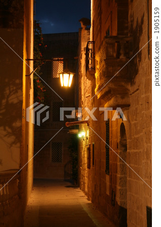 Night view behind a quiet alley in Malta 1905159