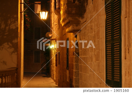 Night view behind a quiet alley in Malta 1905160