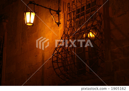 Night view behind a quiet alley in Malta 1905162