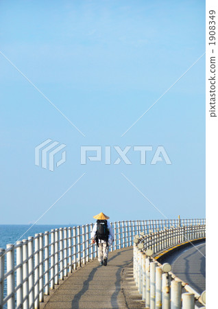 A single person pilgrimage A single person pilgrimage 1908349