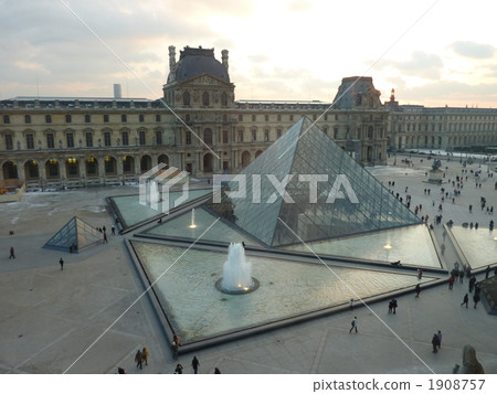 Louvre Museum 1908757
