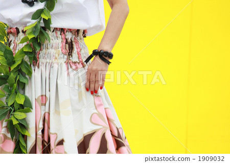 Red manicure hand (middle, senior) 1909032