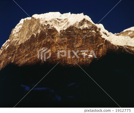 Kusumakanguru east wall of the morning glow (6367 m) From Tagunnan Kusumakanguru east wall of the morning glow (6367 m) From Tagunnan 1912775