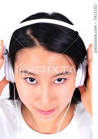 聽到與耳機的音樂的婦女 聽到與耳機的音樂的婦女 1913102