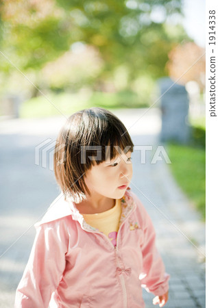 一個女孩走 1914338