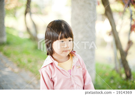 一個女孩走 一個女孩走 1914369