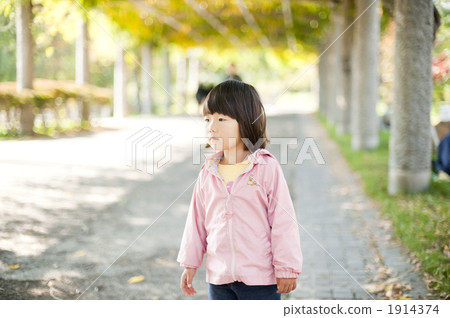 A girl walking 1914374