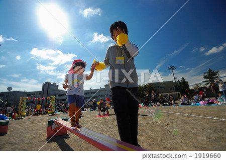 My daughter's athletic meet (average table) 1919660