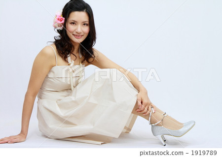 坐在一件衣服的女人 坐在一件衣服的女人 1919789