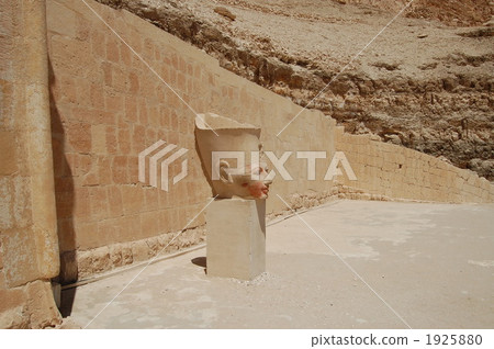 在女王Hatshepsut葬禮的石雕象 1925880