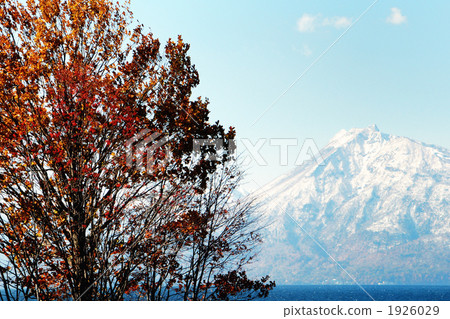 Lake Shikotsu lake in early winter 1926029