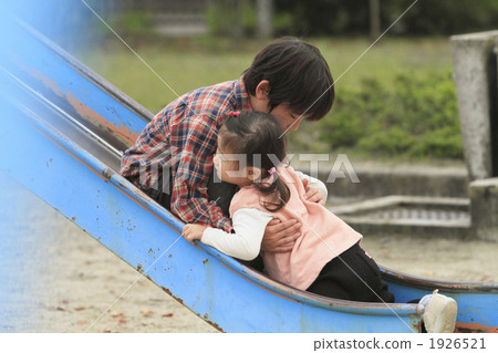 哥哥在幻燈片上擁抱他的妹妹 哥哥在幻燈片上擁抱他的妹妹 1926521