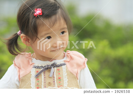 2 year old girl 1926538