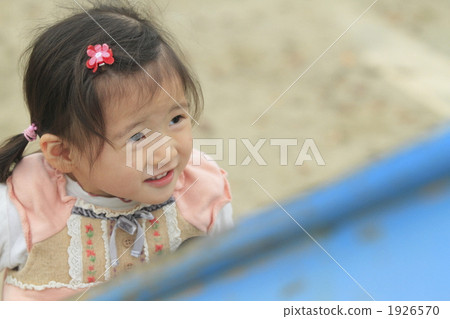 2 year old girl 1926570